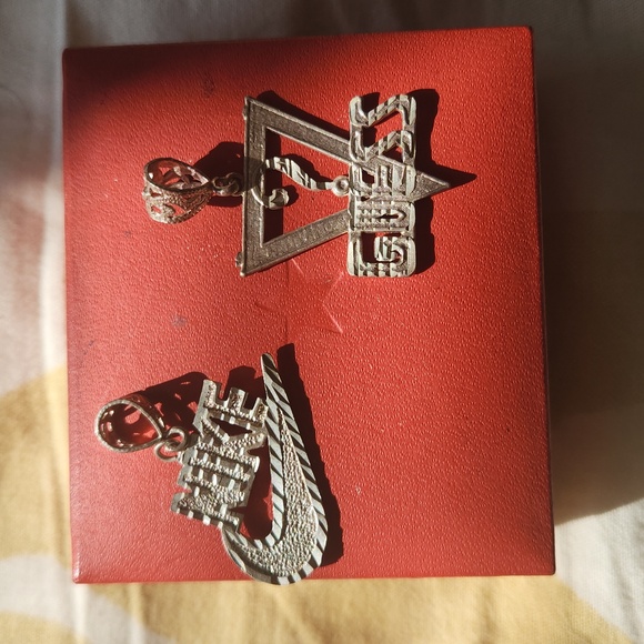 Nike and guess silver pendants - Picture 1 of 3